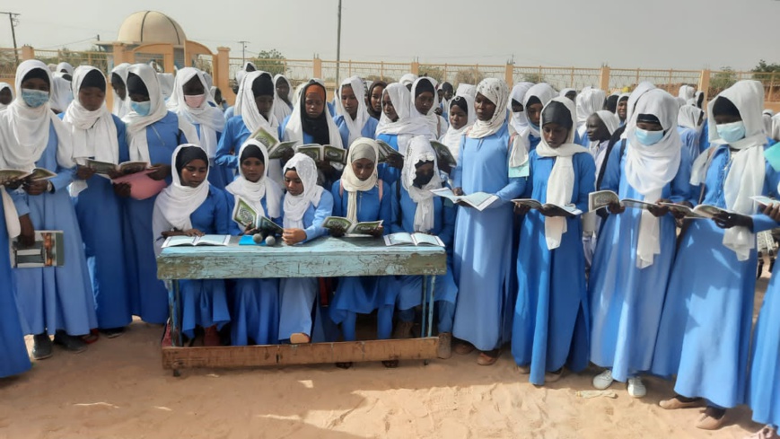 Tchad : des lycéennes récitent le Coran en mémoire du défunt président Idriss Deby Tchad : des lycéennes récitent le Coran en mémoire du défunt président Idriss Deby