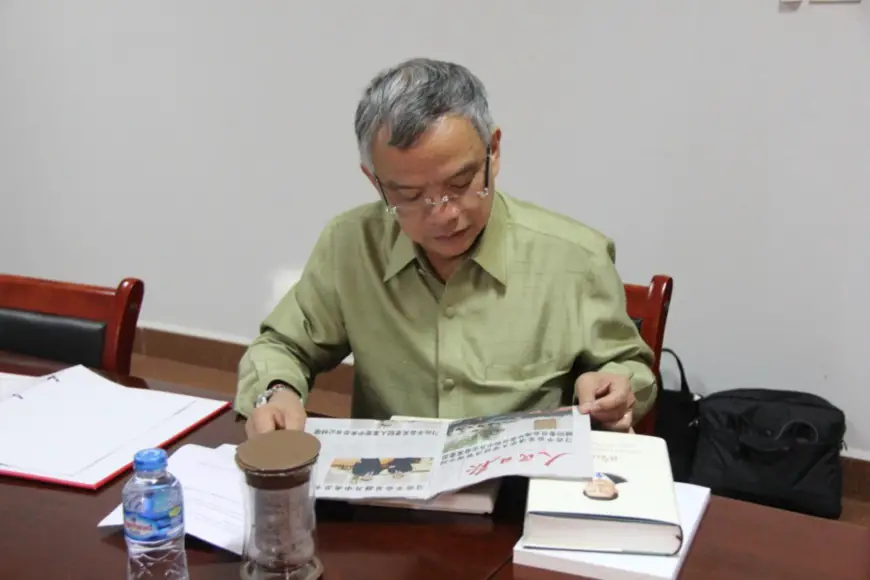 Sommad Pholsena, Vice President of the National Assembly of the Lao People’s Democratic Republic, reads a copy of People’s Daily. (Photo by Sun Guangyong/People’s Daily)