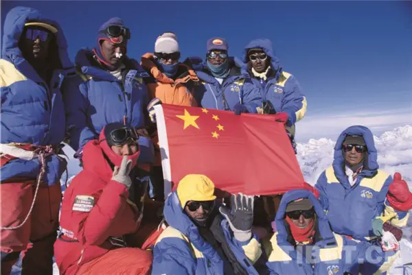 Members of the China Tibet Mountaineering Team pose for a group photo after reaching the summit of Mount Qomolangma in 1999. (Photo/Courtesy of sports bureau of Tibet autonomous region)