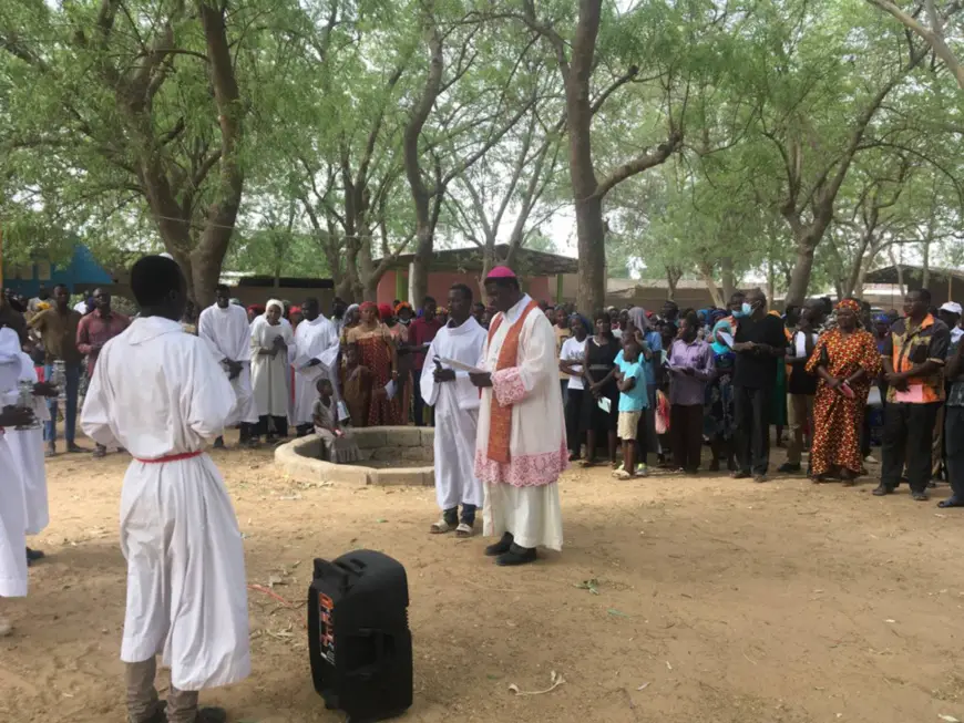 Tchad : vendredi saint pour l'Église catholique avec la vénération de la croix. © Mbainaissem Gédéon/Alwihda Info