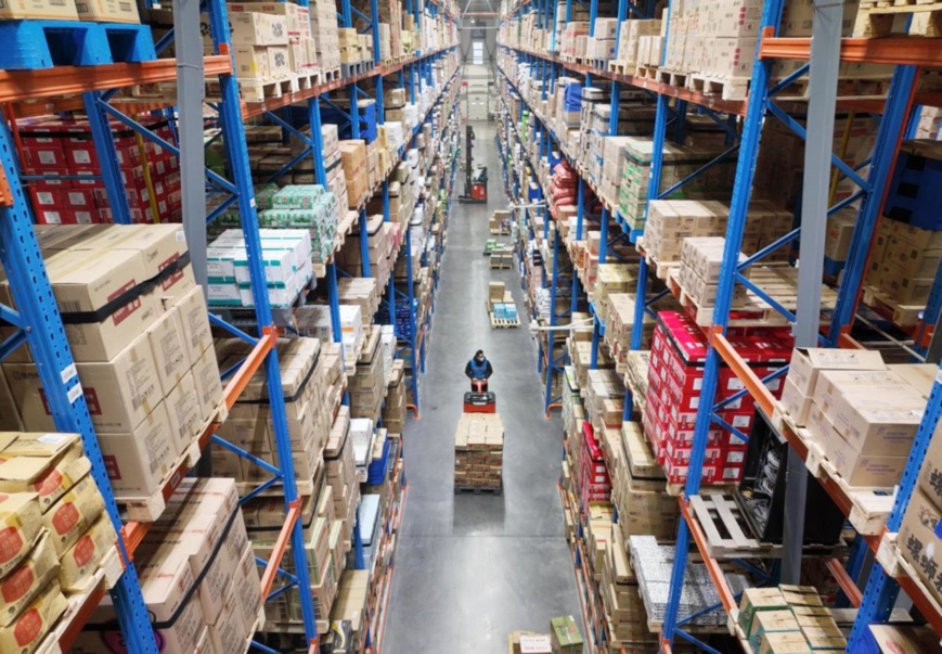 Logistics workers are busy transferring products in Fancheng district, Xiangyang city, central China’s Hubei province, Jan. 17, 2022. (Photo by Xie Yong/People’s Daily Online)