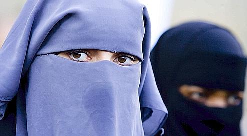 Deux femmes portant la burqa. Photo : Fred Ernest/Associated Press