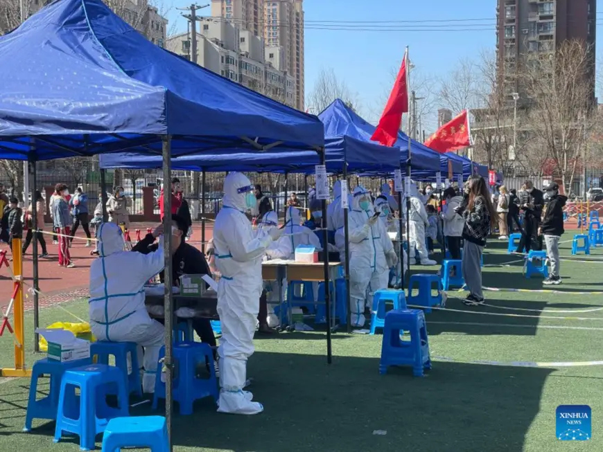 In this mobile phone photo, nucleic acid testing is underway at a COVID-19 testing site in Shenyang, northeast China's Liaoning Province, March 26, 2022. (Xinhua/Li Ang)