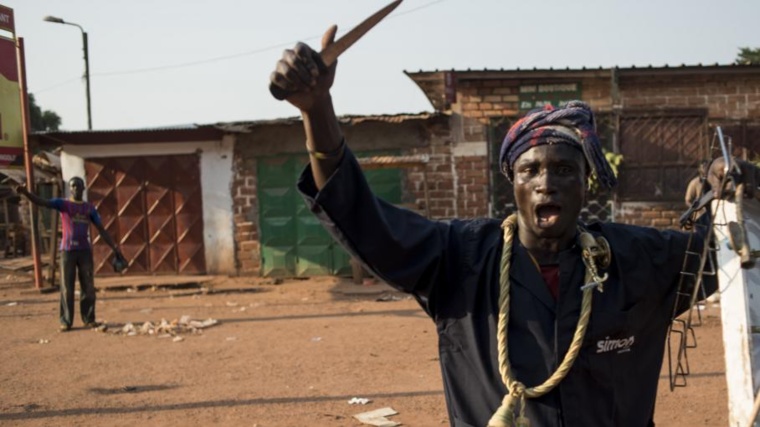 Un Anti-balaka brandit un couteau. photo : Sources