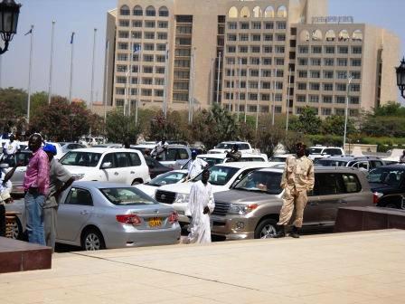 Le parking du Palais du 15 janvier à N'Djamena. Alwihda Info/M.R.