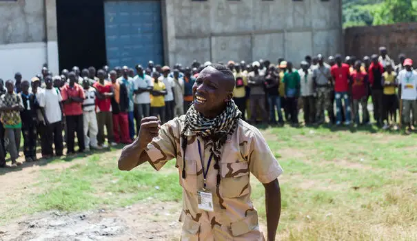 Un homme en treillis militaire en Centrafrique. Photo : afp.com/Fred Dufour