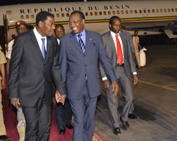 Boni Yayi et Idriss Déby sur le tarmarc de l'aéroport de N'Djamena.