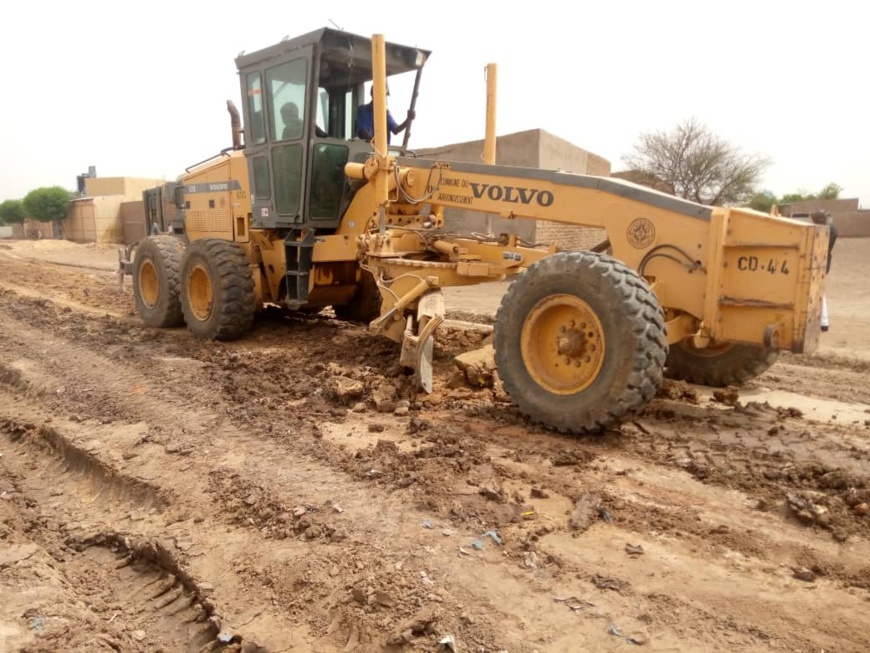 Tchad : la commune du 9ème arrondissement entretient ses rues principales Tchad : la commune du 9ème arrondissement entretient ses rues principales