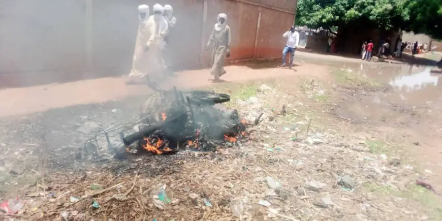 Une moto incendiée à Kelo. © Mahamat Ouda Ousmane/Alwihda Info