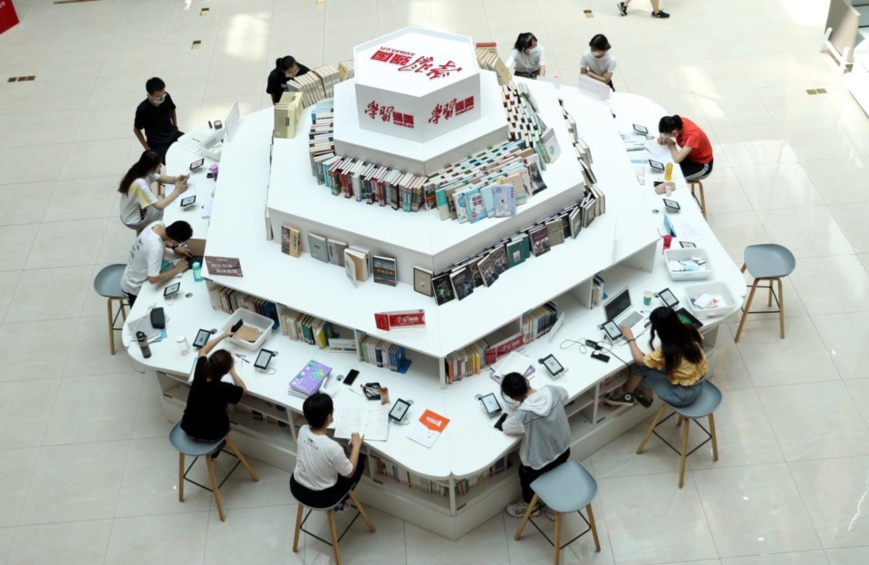 Photo taken on July 25, 2021 shows students reading books and studying at a library in Urumqi, capital of northwest China’s Xinjiang Uygur autonomous region, during summer vacation. (Photo by Zhang Xiuke/People’s Daily Online)