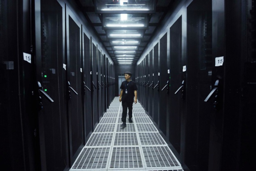 An employee checks servers at a cloud computing data center of Hangzhou Iron and Steel Group Co., Ltd., a conglomerate based in Hangzhou, capital of east China’s Zhejiang province, Sept. 1, 2020. (Photo by Long Wei/People’s Daily Online)