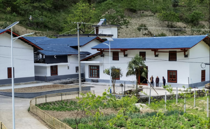 Photo taken on April 23, 2022 shows renovated houses in Dahe village, Shimen township, Langao county, northwest China’s Shaanxi province. (Photo by Chen Yan’an)