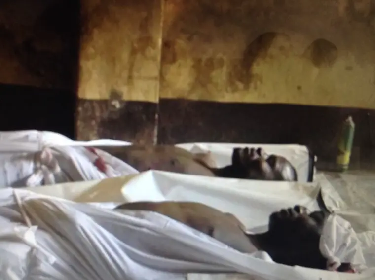 Les corps de deux victimes dans une mosquée à Bangui, tués ce week-end.