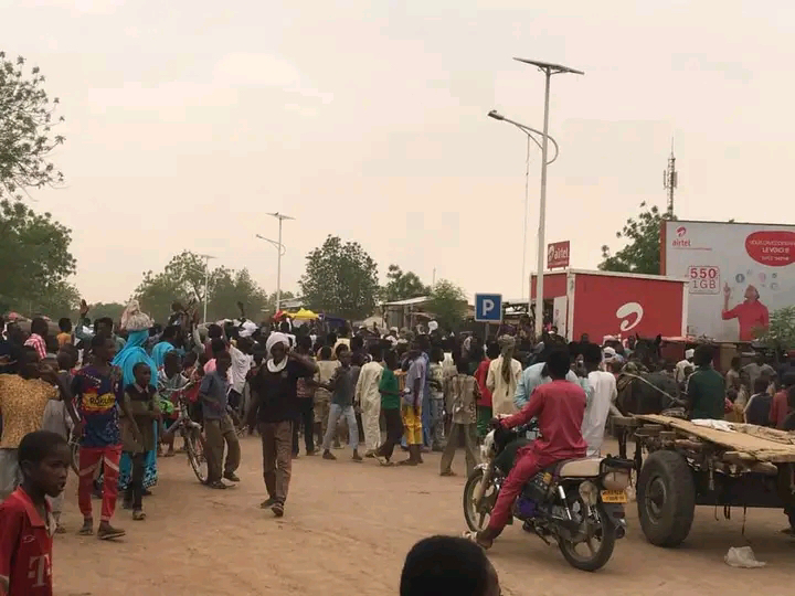 Tchad : deux véhicules cassés et 9 manifestants arrêtés à Oum Hadjer Tchad : deux véhicules cassés et 9 manifestants arrêtés à Oum Hadjer