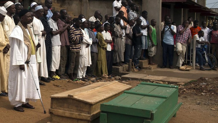 Les cercueils de deux musulmans tués dans le quartier de PK5, le 23 mars 2014, Bangui. REUTERS/Siegfried Modola Les cercueils de deux musulmans tués dans le quartier de PK5, le 23 mars 2014, Bangui. REUTERS/Siegfried Modola