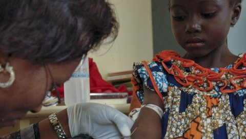 Enfant recevant un traitement contre le paludisme. Photo © Antonio Mendes