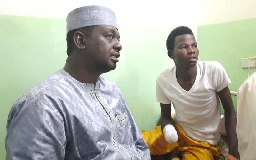 Tchad : le secrétaire d'État à l'Éducation a rendu visite au lycéen amputé de la main Tchad : le secrétaire d'État à l'Éducation a rendu visite au lycéen amputé de la main