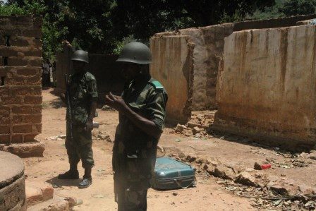 Le corps d'un soldat congolais retrouvé dans un puis à Bangui. Crédit photo : Diaspora Media Le corps d'un soldat congolais retrouvé dans un puis à Bangui. Crédit photo : Diaspora Media