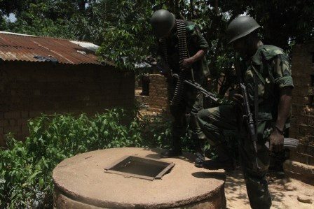 Le corps d'un soldat congolais retrouvé dans un puis à Bangui. Crédit photo : Diaspora Media Le corps d'un soldat congolais retrouvé dans un puis à Bangui. Crédit photo : Diaspora Media