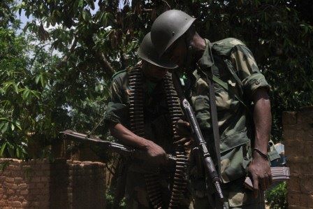 Le corps d'un soldat congolais retrouvé dans un puis à Bangui. Crédit photo : Diaspora Media Le corps d'un soldat congolais retrouvé dans un puis à Bangui. Crédit photo : Diaspora Media