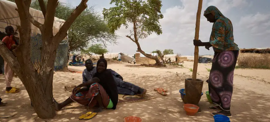 Des femmes réfugiées préparent de la nourriture dans un site de déplacement à Ouallam, dans la région de Tillaberi au Niger. © UNOCHA/Michele Cattani