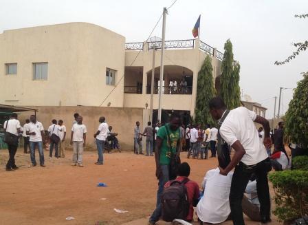 Ouagadougou : Sit-in des étudiants tchadiens devant l'ambassade Ouagadougou : Sit-in des étudiants tchadiens devant l'ambassade