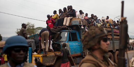 Des échanges de tirs dans les rues de Bangui font fuir des pilleurs, le 11 janvier. | AFP/ERIC FEFERBERG