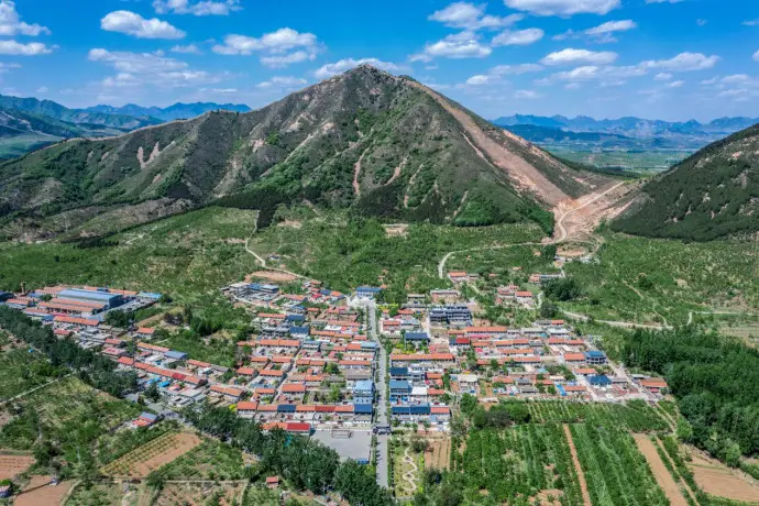 Photo taken on April 30, 2022 shows a panorama of a Manchu ethnic village in Jizhou district, north China’s Tianjin municipality. (Photo by Wang Yang/People’s Daily Online)