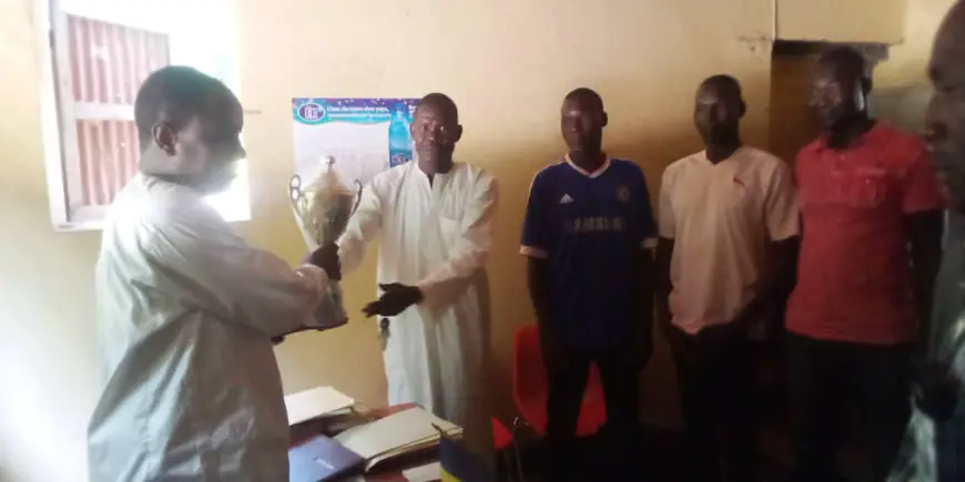 Tchad : dans la Tandjile Ouest, l’équipe de pétanque de Kelo présente son trophée