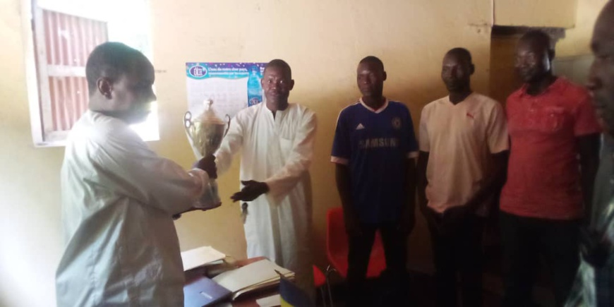 Tchad : dans la Tandjile Ouest, l’équipe de pétanque de Kelo présente son trophée Tchad : dans la Tandjile Ouest, l’équipe de pétanque de Kelo présente son trophée