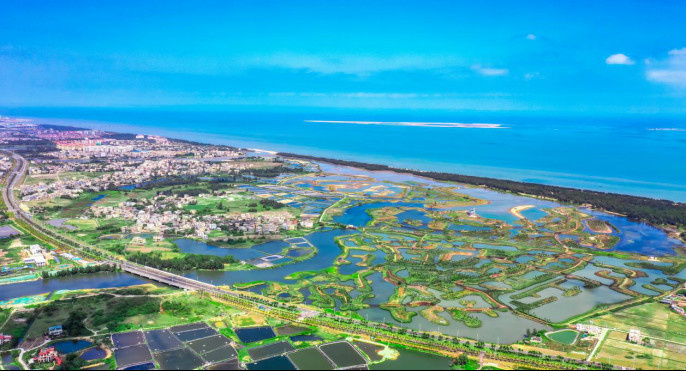Photo shows a beautiful wetland park in Maiya River area in Jiangdong New Area, Haikou city, south China’s Hainan province. Thanks to the ecological restoration projects implemented since 2020, the biodiversity of the Maiya River basin has been restored and the area has become the habitat of many bird species. (Photo by Kang Denglin/People’s Daily Online) Photo shows a beautiful wetland park in Maiya River area in Jiangdong New Area, Haikou city, south China’s Hainan province. Thanks to the ecological restoration projects implemented since 2020, the biodiversity of the Maiya River basin has been restored and the area has become the habitat of many bird species. (Photo by Kang Denglin/People’s Daily Online)
