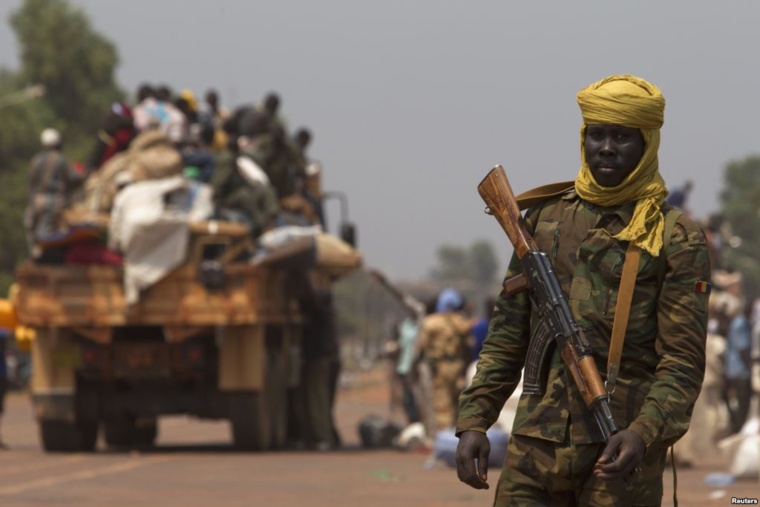 Un soldat tchadien de la MISCA, monte la garde lors du début d'un rapatriement par la route vers le Tchad, Bangui, le 22 janv. 2014. Un soldat tchadien de la MISCA, monte la garde lors du début d'un rapatriement par la route vers le Tchad, Bangui, le 22 janv. 2014.