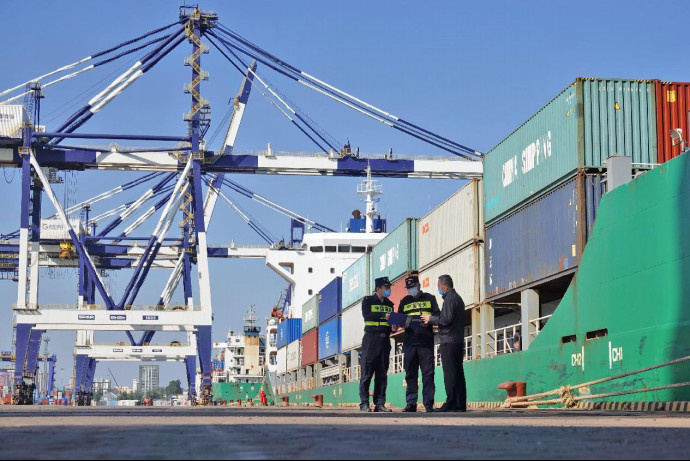 Customs officers inspect foreign trade containers at an international container terminal of Yantai Port, east China’s Shandong province, Oct. 12, 2021. (Photo by Tang Ke/People’s Daily Online)