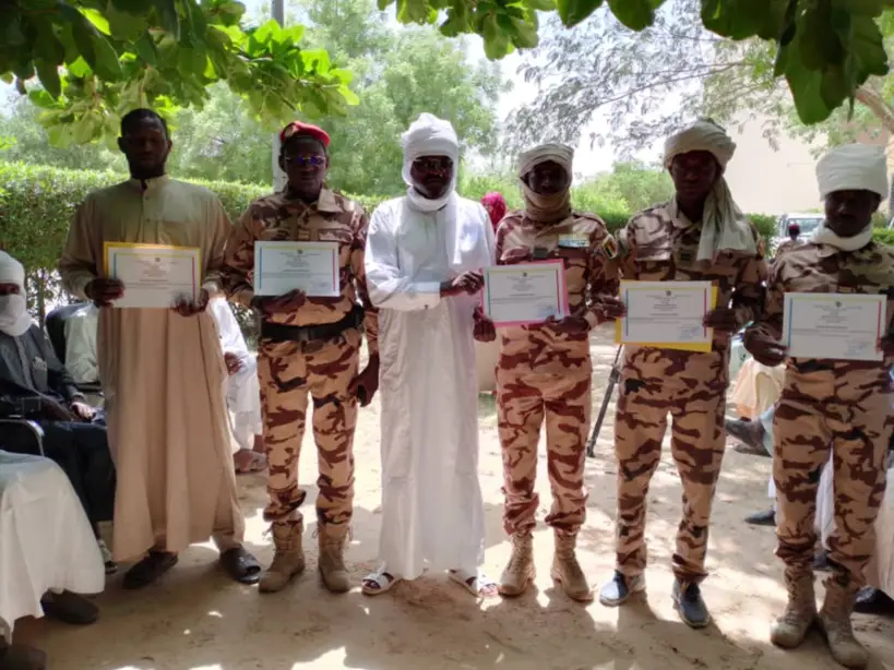 Tchad : le gouverneur du Kanem honore des officiers pour leur engagement
