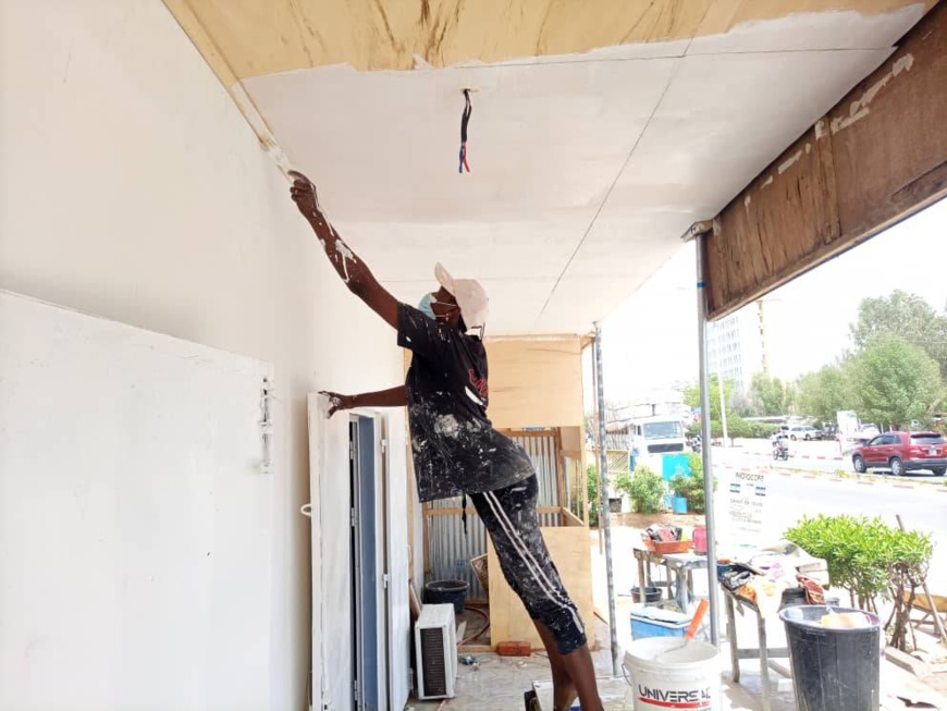 Tchad : Nadège, une femme qui excelle dans le métier de peintre en bâtiment Tchad : Nadège, une femme qui excelle dans le métier de peintre en bâtiment
