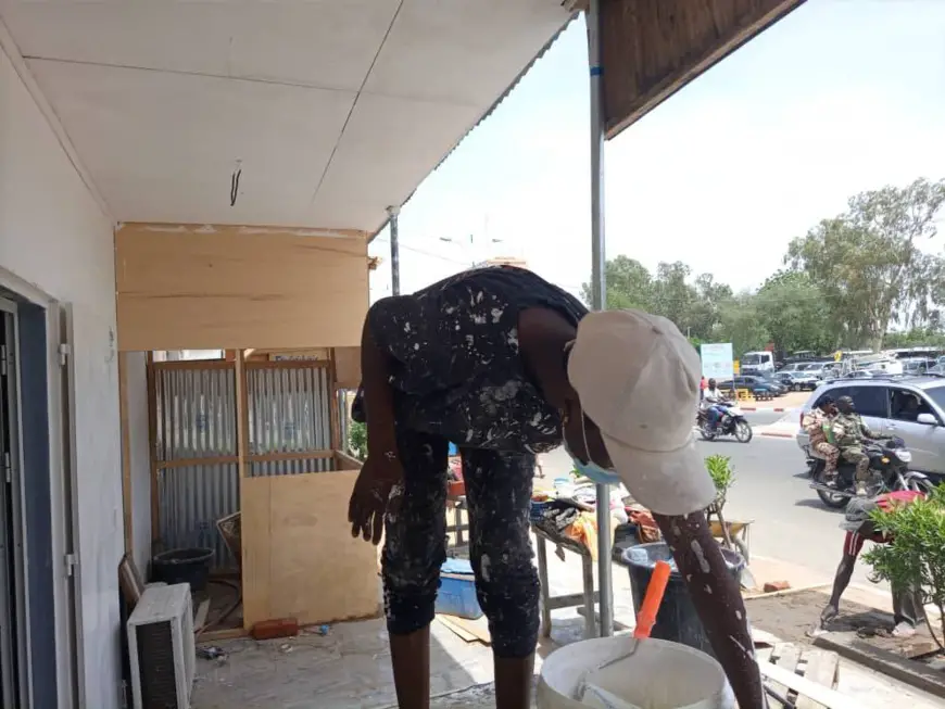 Tchad : Nadège, une femme qui excelle dans le métier de peintre en bâtiment