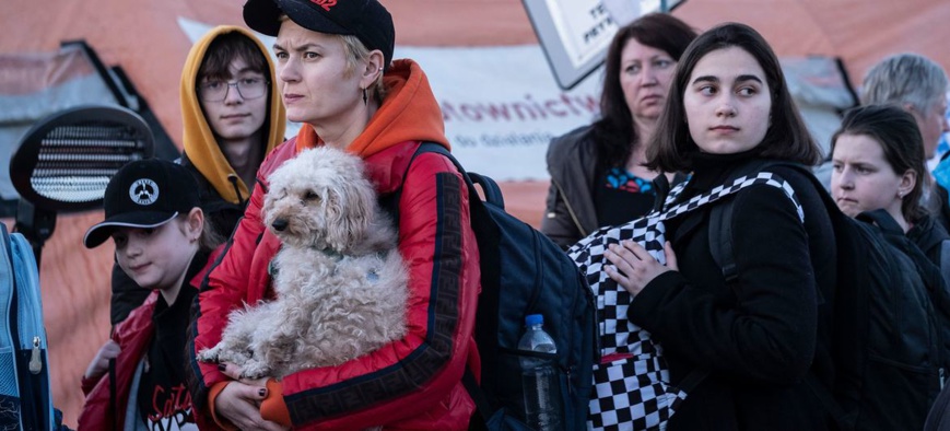 Des réfugiés d'Ukraine entrent en Pologne au point de passage de Medyka. © UNHCR/Maciej Moskwa Des réfugiés d'Ukraine entrent en Pologne au point de passage de Medyka. © UNHCR/Maciej Moskwa