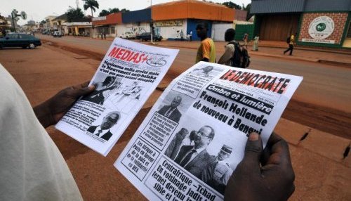 Des journaux centrafricains annonçant la visite de François Hollande à Bangui, le 27 février 2014 ( AFP - Sia Kambou )