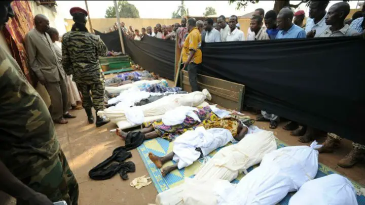Les corps de victimes alignés en Centrafrique. Crédit photo : Sources