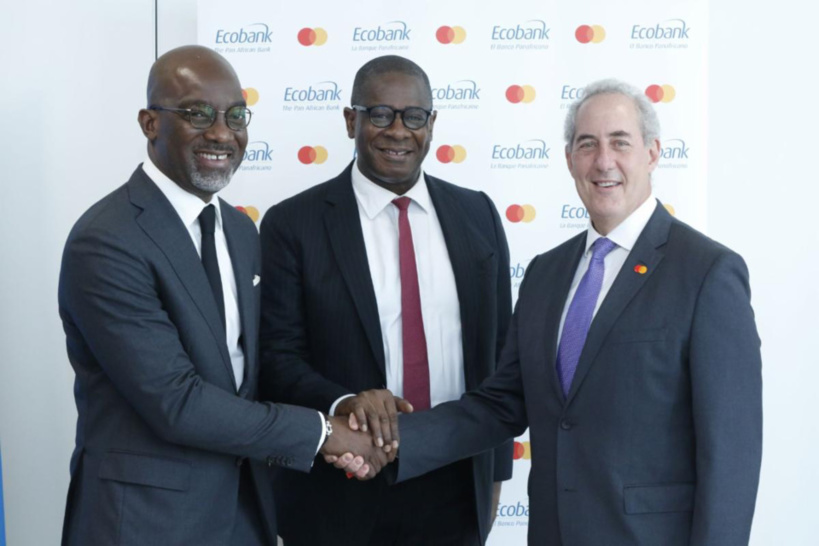 Harry Aithnard, Directeur Exécutif Régional de l'UEMOA, Ecobank (à gauche), Solomon Quaynor, Vice-président pour le secteur privé, l'infrastructure et l'industrialisation, Groupe de la Banque Africaine de Développement (au centre) et Michael Froman, Vice-président et Président, Croissance Stratégique pour Mastercard (à droite), lors de la cérémonie de signature de l'accord de partenariat Farm Pass de Mastercard avec le Groupe Ecobank, en marge du Forum des PDG d'Afrique à Abidjan, Côte d'Ivoire.