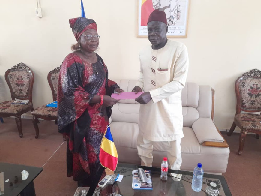 Tchad : la loi créant le parc de Zah-Soo remise au gouverneur du Mayo Kebbi Ouest Tchad : la loi créant le parc de Zah-Soo remise au gouverneur du Mayo Kebbi Ouest