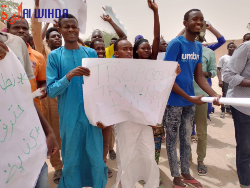 Tchad : des étudiants manifestent à Mao pour leur bus de transport Tchad : des étudiants manifestent à Mao pour leur bus de transport