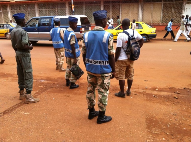 Un musulman échappe de justesse au lynchage, sauvé par des gendarmes. Crédit photo : Diaspora Media Un musulman échappe de justesse au lynchage, sauvé par des gendarmes. Crédit photo : Diaspora Media