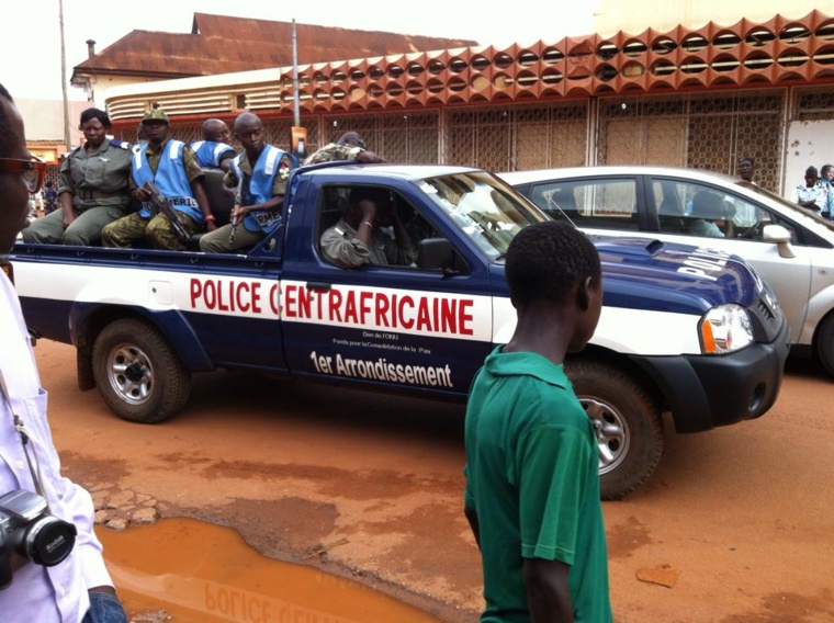 Un musulman échappe de justesse au lynchage, sauvé par des gendarmes. Crédit photo : Diaspora Media Un musulman échappe de justesse au lynchage, sauvé par des gendarmes. Crédit photo : Diaspora Media