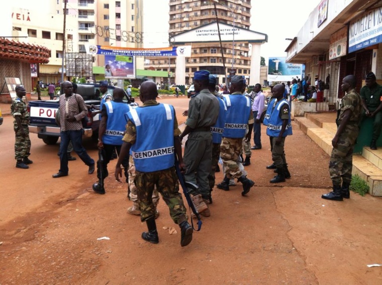 Un musulman échappe de justesse au lynchage, sauvé par des gendarmes. Crédit photo : Diaspora Media Un musulman échappe de justesse au lynchage, sauvé par des gendarmes. Crédit photo : Diaspora Media