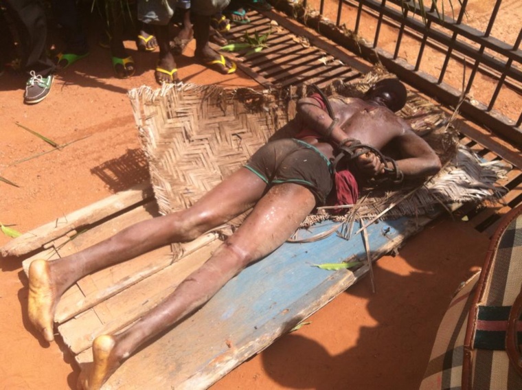 Le cadavre d'un homme devant les portes de la Primature à Bangui. Crédit photo : Diaspora Media Le cadavre d'un homme devant les portes de la Primature à Bangui. Crédit photo : Diaspora Media