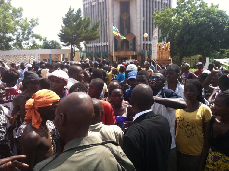 Le cadavre d'un homme devant les portes de la Primature à Bangui. Crédit photo : Diaspora Media Le cadavre d'un homme devant les portes de la Primature à Bangui. Crédit photo : Diaspora Media