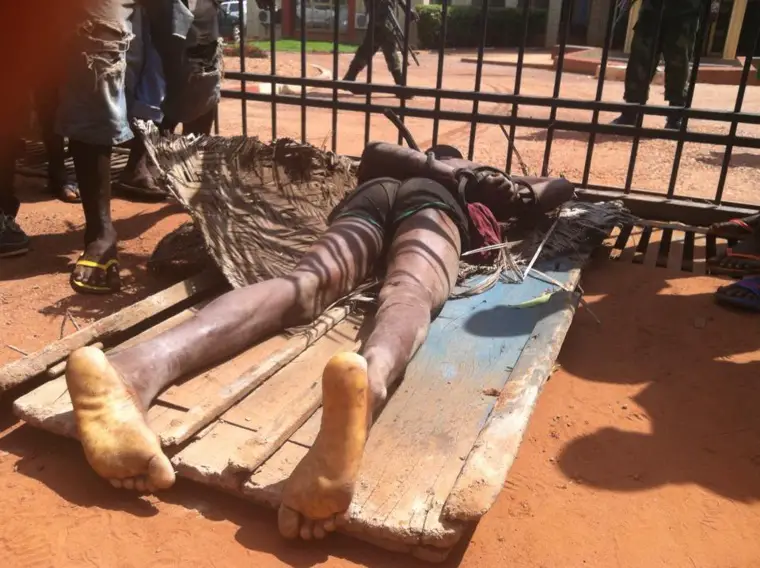 Le cadavre d'un homme devant les portes de la Primature à Bangui. Crédit photo : Diaspora Media