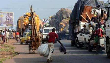 Un grand convoi de camions et taxis qui fuient les violences en Centrafrique. Crédit photo : Sources