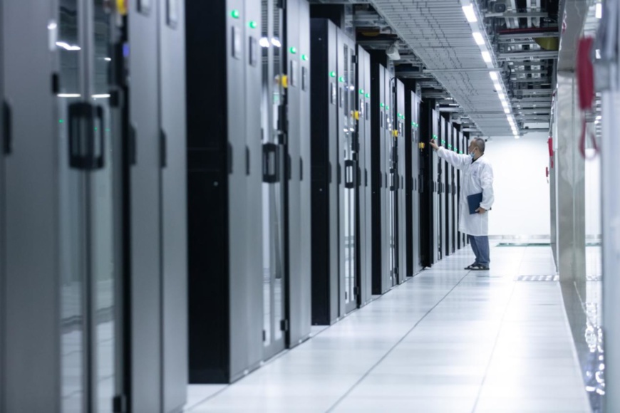 An engineer in charge of patrol inspection of the Internet Data Center (IDC) machine room of China Telecom’s big data center in Poyang-Lake Eco-Tech City in Jiujiang city, east China’s Jiangxi province, checks the operation of servers, May 22, 2022. (Photo by Zhang Haiyan/People’s Daily Online)